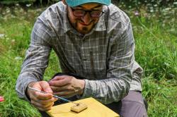 Patrick Kohl bei der Markierung von Bienen. Foto: Julia Reihofer