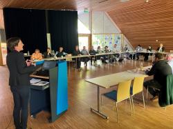 Beim ersten Kommunalen Nationalparkausschuss unter Vorsitz von Regener Landrat Dr. Ronny Raith zog Nationalparkleiterin Ursula Schuster (stehend links) eine Bilanz für das Jahr 2024 und gab einen Ausblick auf die Vorhaben im aktuellen Jahr. (Foto: Annette Nigl / Nationalpark Bayerischer Wald)