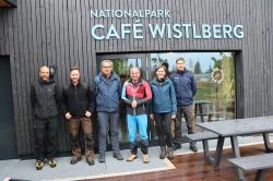 Umweltminister Thorsten Glauber (3.v.r) besichtigte zusammen mit Nationalparkleiterin Ursula Schuster das Naturerlebnis Wistlberg. Mit dabei waren die Nationalparkmitarbeiter Johannes Dick (r.) und Thomas Michler (2.v.l.), der ehemalige Nationalparkleiter Dr. Franz Leibl (3.v.l.) sowie Matthias Reinelt vom Umweltministerium.