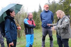 Nationalparkleiterin Ursula Schuster (v.l.) und Umweltminister Thorsten Glauber trafen an der bayerisch-tschechischen Grenze bei Buchwald Pavel Hubený, dem Direktor des Nationalparks Šumava (r.) und Pavel Becka, den Koordinator der grenzüberschreitenden Zusammenarbeit beider Schutzgebiete.
