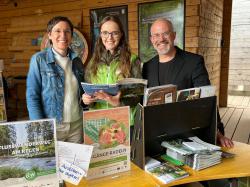 Ursula Schuster, Leiterin der Nationalparkverwaltung, Andrea Kralik, Mitarbeiterin der FNBW, und Robert Kürzinger, Geschäftsführer der FNBW, am gemeinsamen Messestand im Pavillon des Umweltministeriums. (Foto: Elke Ohland / Nationalpark Bayerischer Wald)