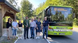 Hoffen darauf, dass die neue Verkehrskonzept rund um den Lusen von den Wanderern und Nationalpark-besuchern angenommen wird (von links) Melanie Ned (Geschäftsführerin Kommunale Service GmbH der Gemeinde Neuschönau), Elke Ohland (Nationalpark-Sachgebietsleiterin), Christina Schuster (Abteilungslei-terin LRA), Landrat Sebastian Gruber, Bürgermeister Alfons Schinabeck, Reinhard Wolf (ÖPNV-Verantwort-licher LRA), Nationalparkleiterin Ursula Schuster und Herbert Maurer vom Busunternehmen Sieghart Rei-sen. (Foto: Gregor Wolf/Nationalpark Bayerischer Wald)