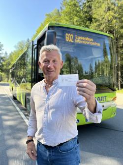 Neuschönaus Bürgermeister Alfons Schinabeck mit einem der kostenlosen Busfahrscheine, die man am kostenlosen P+R Parkplatz Graupsäge aus dem dortigen Ticket-Automaten entnehmen kann. Foto: Gregor Wolf