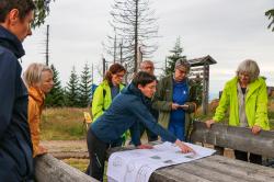 Bei einem vor Orttermin informierte Nationalparkleiterin Ursula Schuster Vertreterinnen von Bund Naturschutz und Landesbund für Vogelschutz über die Sanierungsarbeiten am Waldschmidthaus.