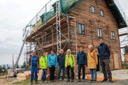 Informierten sich vor Ort über die Baumaßnahme: Dorothea Haas Kreisgruppenvorsitzende des LBV Regen, Lena Maly-Wischhof Bund Naturschutz Regionalreferentin für Niederbayern, Nationalparkmitarbeiter Verena Riedinger und Josef Wanninger, Evamaria Molz, 2. Vorsitzende der Bund Naturschutz-Kreisgruppe Regen, Nationalparkleiterin Ursula Schuster, Antje Laux von der Kreisgruppe des Bund Naturschutz Freyung-Grafenau und Bauingenieur Johannes Dick. (Fotos: Julia Reihofer/Nationalpark Bayerischer Wald)