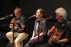 Das Trio Sal’in’Acoustic setzte den musikalischen Schlusspunkt im voll besetzten Kinosaal.