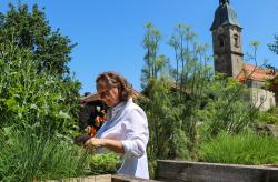 Wirtin Sigrid Kamm in ihrem Kräutergarten. Fotos: Julia Reihofer