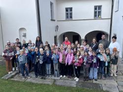 Mit sichtlicher Begeisterung nahmen die Kinder der Grundschule Freyung am Schulprogramm im Schloss Wolfstein teil. Die betreuende Mitarbeiterin Ramona Kesten und Sachgebietsleiter Christian Fiebig (hinten von links) freuten sich über die positive Resonanz. Foto: Landratsamt Freyung-Grafenau