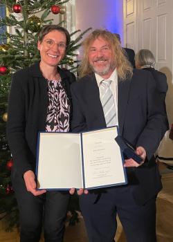 Ursula Schuster, Leiterin des Nationalparks Bayerischer Wald, hat Pavel Hubený, den Direktor des Nationalparks Šumava, zur Auszeichnung nach Prag begleitet. (Foto: Nationalpark Bayerischer Wald)