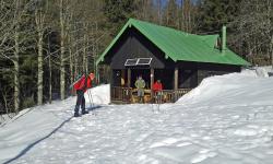 Auch im Winter lädt die Hütte am Lindberger Schachten dank überdachter Terrasse zur kurzen Rast ein. (Foto: Reinhold Weinberger)