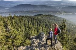 Wer die Tour auf den Ruckowitzschachten verlängern will, nimmt noch den Großen Falkenstein mit. Vom 1315 Meter hohen Gipfel aus kann man tolle Ausblicke genießen. Foto: Frank Bietau