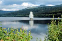 Am Ende der Tagestour geht’s vorbei an der Trinkwassertalsperre Frauenau, die weite Teile Niederbayerns mit klarem Trinkwasser aus dem Nationalpark versorgt. Foto: Reinhold Weinberger