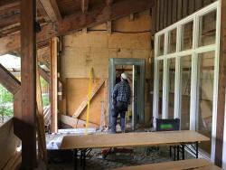 Für mehr Tageslicht in der zukünftigen Waldwerkstatt wird die Fensterfront erweitert. Foto: Christian Binder