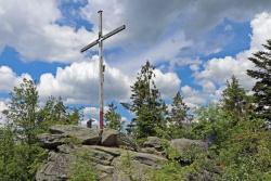 Die knapp über 1000 Metern gelegene Große Kanzel wird von einem stattlichen Gipfelkreuz geziert.  Foto: Gregor Wolf