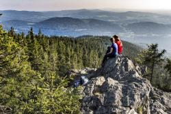 Wanderer auf dem Gipfel des Großen Falkensteins. Foto: Frank Bietau