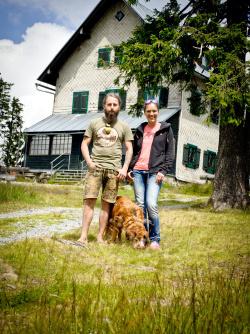 Sigrid Kick und Rudi Holzapfel vor ihrer neuen Wirkungsstätte, dem Waldschmidthaus knapp unterhalb des Rachelgipfels. Foto: Daniela Blöchinger