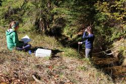 Auf der To-do-Liste der Jungforscherinnen steht etwa die Erfassung der Fließgeschwindigkeit von Gewässern. Foto: Johannes Keim