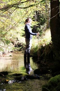 Am - und wenn es sein muss natürlich in Gummistiefeln auch im Bach - werden die Messreihen durchgeführt. Foto: Johannes Keim