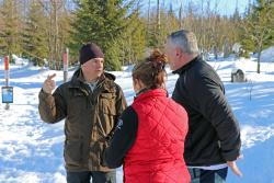 Ranger Siegfried Schreib (links) informiert Besucher über das bedrohte Auerhuhn - und die für den seltenen Waldvogel geltenden Schutzbestimmungen. Foto: Gregor Wolf