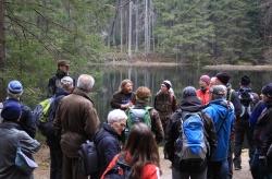 Die Besonderheiten des Kubany-Urwalds erläutert Pavel Hubený, Leiter des Nationalparks Šumava (hinten Mitte), gelegentlich bei Führungen. Pavel Bečka (hinten links) fungiert dabei als Dolmetscher. Foto: Lukas Noeth