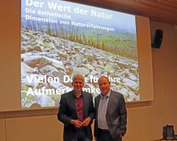Prof. Dr. Arne Dittmer (links) und Prof. Dr. Ulrich Gebhard beim Vortrag im Haus zur Wildnis. Foto: Fabian Wirth