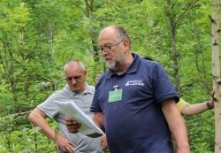 Bei einer Tour mit den Waldführern – hier Martin Stadler – am Sagwasser gibt’s ab und zu auch ein paar Gedichte zum Wald. Foto: Fabian Wirth