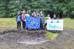 Die FÖJler des Nationalparks Bayerischer Wald packten zusammen mit den tschechischen Jugendlichen bei der Moorrenaturierung an. (Foto: Lukáš Linhart)