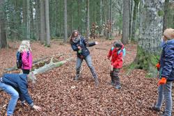 Alena Sailer mit Kindern bei einer Laubschlacht. Foto: Gregor Wolf