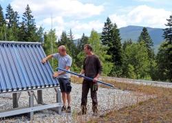Martin Weber und Max Schwarz bei Reparaturen am Haus-zur-Wildnis-Dach. Foto: Gregor Wolf
