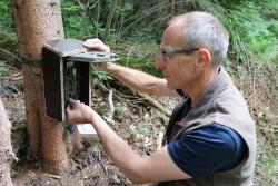 Martin Gahbauer bei einer Wildtierkamera unterhalb des Lusens. Foto: Annette Nigl