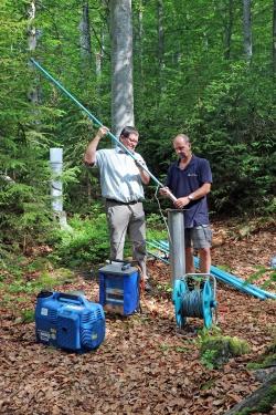 Burkhard Beudert und Otto Widera analysieren dank Bohrungen das Grundwasser. Foto: Gregor Wolf