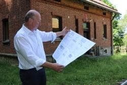 Manfred Feucht am alten Forsthaus in Scheuereck. Foto: Annette Nigl