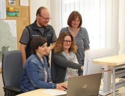 Eines der vielen Themen, mit dem sich das Presseteam derzeit befasst, ist die neue Konzeption der Homepage des Nationalparks. Über die vielen Ideen tauschen sich Annette Nigl (vorne v.l.), Sandra Schrönghammer, Elke Ohland und Gregor Wolf aus (Foto: Stephanie Scheibelberger/Nationalpark Bayerischer Wald).