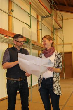 Hier soll die Waldwerkstatt entstehen: Christian Binder und Lisa Ornezeder besichtigen die Baustelle im Obergeschoss des Hans-Eisenmann-Hauses (Foto: Annette Nigl/Nationalpark Bayersicher Wald).