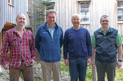 Gratulationen zu ihren runden Geburtstagen gab es für Fritz Kellermann (2.v.r.) und Otto Widera (l.) von Nationalparkleiter Dr. Franz Leibl (2.v.l.) und Personalratsvorsitzendem Hans Höcker (Foto: Annette Nigl / Nationalparkverwaltung Bayerischer Wald).