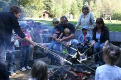 Die Grillplätze des Nationalparks Bayerischer Wald, wie der Grillplatz im Waldspielgelände Spiegelau, dürfen wieder benutzt werden. Nach den Regenfällen der vergangenen Tage konnte die Sperrung aufgehoben werden (Foto: Archiv Nationalparkverwaltung Bayerischer Wald).