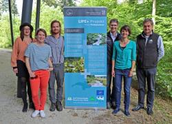 Freuten sich über die gelungene Premiere: Musikerin Julia Reschenhofer (von links), Jessica Knauer (wissenschaftliche Begleitung), Filmemacher Heiko Knauer, Naturschutzbeauftragter Jochen Linner, LIFE+ Projektbetreuerin Claudia Schmidt und Nationalparkleiter Franz Leibl.  (Foto: Gregor Wolf/Nationalpark Bayerischer Wald)