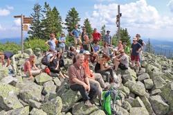 Am Lusengipfel traf die Gruppe auf Ranger Lothar Mies, der den Kommunikationsexperten aus ganz Deutschland die Umgebung des Gipfels erklärte. (Foto: Gregor Wolf/Nationalparkverwaltung Bayerischer Wald)