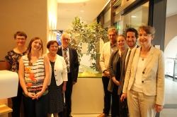 Bei der Einweihung der Vitrine in Nürnberg: Teresa Schreib (v.l.) und Raphaela Holzer vom Nationalpark Bayerischer Wald, Bürgermeister Herbert Schreiner, Nationalpark-Leiter Dr. Franz Leibl, Katharina Frieg vom Landratsamt Freyung-Grafenau, Andreas Schneider, Leiter der DB-Lounge, und Dr. Kathrin Bürglein, Projektleiterin von Fahrtziel Natur (Foto: Elke Ohland  / Nationalparkverwaltung Bayerischer Wald).