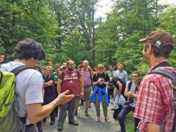 Über die Totholzforschung im Nationalpark Bayerischer Wald berichteten Jörg Müller (r.) und Claus Bässler (l.) den Forschern, die aus über 20 europäischen Ländern angereist waren (Foto: Lisa Eder-Held / Nationalparkverwaltung Bayerischer Wald)