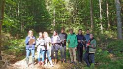 Mit Maßband und Notizblock machten sich die Zwieseler Gymnasiasten im Bereich Ludwigsthal daran, ein Waldstück einzumessen und die dort vorkommenden Pflanzenarten zu bestimmen und zu zählen (Foto: Stephan Eckl).