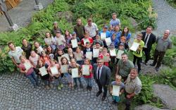 Glückwünsche und Zertifikate gab es für die frisch gebackenen Junior Ranger nicht nur von den Rangern, sondern auch von Reinhold Gaisbauer (hinten v.r.), Andreas Strohmeier, Mario Schmid (vorne rechts), Alexander Muthmann (vorne 3.v.r.) und Kristin Biebl (hinten 2.v.l.) (Foto: Annette Nigl/Nationalpark Bayerischer Wald).