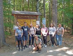 Bei ihrem Besuch im Nationalparkzentrum Lusen wurden die Schüler von Rangerin Christine Schopf (vorne) und Lehrerin Sabine Kölbl (rechts) begleitet (Foto: Teresa Schreib / Nationalparkverwaltung Bayerischer Wald).