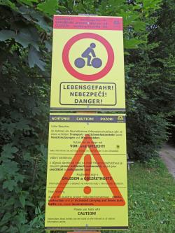 Um auf die gesperrten Wege aufmerksam zu machen, wurden an den Radwegen rund um den Falkenstein Schilder aufgestellt. (Foto: Reinhold Gaisbauer/Nationalpark Bayerischer Wald)