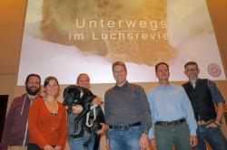 Bei der Filmpremiere „Unterwegs im Luchsrevier“: Christian Binder, Leiter des Hans-Eisenmann-Hauses (v.r.), Claus Obermeier, Vorstand der Louisoder Umweltstiftung, die Darsteller Dr. Marco Heurich und Laura Hollerbach mit Maple, Franziska Baur, Fachreferentin von der Louisoder Umweltstiftung, und Filmemacher Andreas Kastiunig (Foto: Annette Nigl / Nationalparkverwaltung Bayerischer Wald).