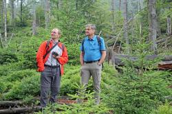 Christian Wirth (links), Professor an der Universität Leipzig, ließ sich von Nationalparkleiter Franz Leibl den Prozessschutz im Bayerischen Wald erläutern. (Foto: Elke Ohland/Nationalpark Bayerischer Wald)