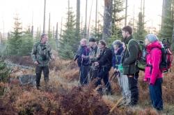 Bei der mehrtägigen Wanderung „Auf zur Hirschbrunft“ werden die Teilnehmer ein Stück weit von Nationalparkförster Rainer Simonis (l.) begleitet (Foto: Stefan Jehl –  Freigabe nur in Verbindung mit dem Veranstaltungshinweis).