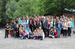 Ein Geschenk zur Erinnerung an die sehr gute Zusammenarbeit zwischen Nationalpark Bayerischer Wald und Realschule Grafenau überreichte Dr. Franz Leibl (Mitte) an Rektor Günther Schwarzbauer (Foto: Annette Nigl / Nationalparkverwaltung Bayerischer Wald).