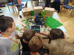 Natürliche Materialen wie Blätter und Zapfen wurden als Kulisse für die Trickfilme von den Kindern verwendet (Foto: Anna Herrmann / Nationalparkverwaltung Bayerischer Wald).