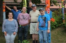 Freuten sich über die sanierten Hauswächter: Franziska Rischbeck (v.l.), Sige Meininger, Wolfgang Götzner, Betreuer Hubert Stern, Cornelius Schnabel und Armin Haberl (Foto: Christian Binder / Nationalparkverwaltung Bayerischer Wald)